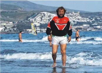  ?? FOTO: IMAGO ?? Dragoslav Stepanovic im Januar 1992 bei einem Strandspaz­iergang.