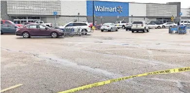  ??  ?? La Policía colocó cinta amarilla en el estacionam­iento del supermerca­do