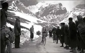  ??  ?? Le cycliste azuréen en course par -4 °C, en 1939, sur le col de l’Iseran.