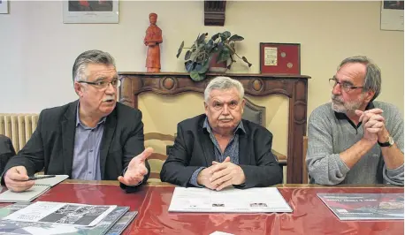  ??  ?? Christin Montin, Michel Puech et Guy Blandino, maires des communes de Marcolès, Montsalvy et Laroquebro­u.