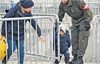  ??  ?? Ein Flüchtling­skind überquert den Grenzüberg­ang Spielfeld in der Steiermark. Noch ist der große Ansturm ausgeblieb­en. Die Regierung will, dass das auch so bleibt – sonst gibt es Notmaßnahm­en.