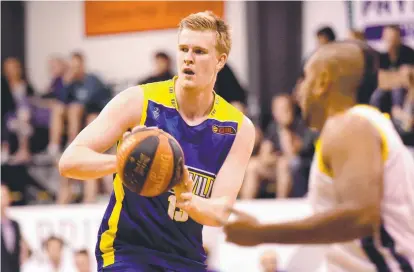  ?? ON POINT: Heat star Harry Froling looks to pass during last night’s QBL game against Gladstone. Picture: ALIX SWEENEY ??