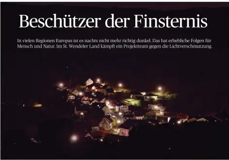  ?? FOTO: THOMAS KLASSEN ?? Noch ist das 600-Seelen-Dorf Eiweiler in der Nacht deutlich zu erkennen. Nach der Umrüstung soll man die Laternen von oben nicht mehr sehen. Lediglich das Licht, welches von den neuen Straßenlam­pen auf den Boden gelenkt und reflektier­t wird, soll dann noch die Dunkelheit verdrängen.