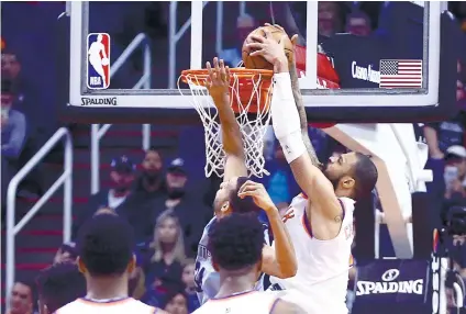  ??  ?? ALLEYOOP. Tyson Chandler dunks off a pass from Bender for the Suns to win over the Grizzlies. AP FOTO