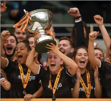  ??  ?? Wexford Youths captain Kylie Murphy lifting FAI Women’s Senior Cup last November.