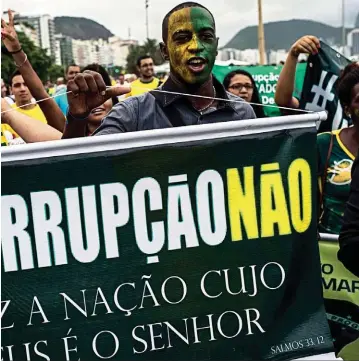  ??  ?? PROTESTAS. El escándalo de corrupción en Brasil destituyó a Dilma, condenó a Lula y tiene en jaque a Temer. Evangelist­as, candidatos en alerta.