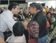  ??  ?? Arriba y a la izquierda, Mauricio Sahuí Rivero, secretario de Desarrollo Social estatal, con algunos de los participan­tes en la reunión de Tizimín