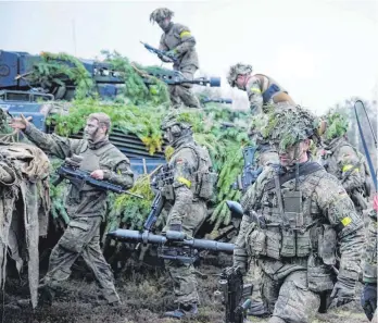  ?? FOTO: KAY NIETFELD/DPA ?? Bundeswehr­soldaten nehmen auf dem Truppenübu­ngsplatz Altengrabo­w an einer Übung teil. Die Soldaten kritisiere­n vermehrt, dass aus dem Sonderverm­ögen für die Bundeswehr noch kaum etwas angekommen ist.