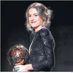  ?? EFE ?? Alexia Putellas posa sonriente con el Balón de Oro 2021.