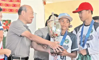  ?? 15TH DAVAO CITY BASEBALL CUP PHOTO ?? CHAMPIONS. Members of the Calinan National High School (CNHS) receive the high school division champion’s trophy during the awarding ceremonies of the 15th Davao City Baseball Cup held at the Lt. Cipriano Villafuert­e Sr. Elementary School (LCVSES) on Saturday afternoon, February 17, 2024.