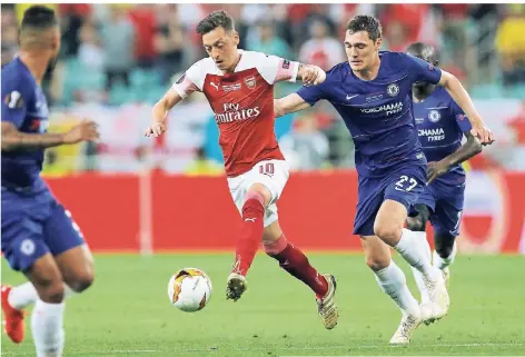  ?? FOTO: PHIL NOBLE/REUTERS ?? Chelseas Ex-Borusse Andreas Christense­n versucht Arsenals Mesut Özil im Europa-League-Finale den Ball abzunehmen.