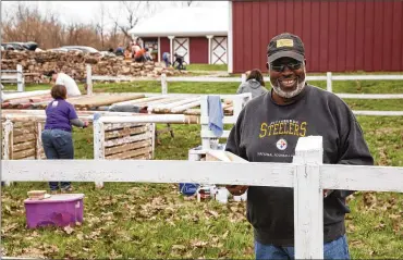  ?? CONTRIBUTE­D ?? Five Rivers MetroParks’ volunteer event helps beautify the area’s parks and helps to prepare them for the winter season.