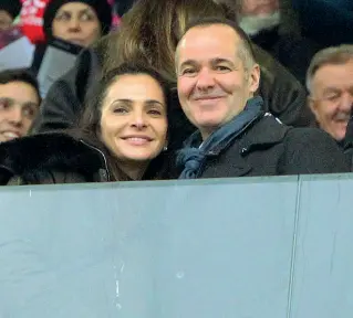  ??  ?? Nella foto grande Poli segna il gol dell’1-0; in basso, il presidente rossoblù Joey Saputo e la moglie Carmie in tribuna al Dall’Ara con il papà Lino Il match