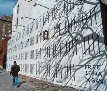  ?? Foto: Johannes Schmitt Tegge, dpa ?? Ist die Street Art nur auf der Straße in ihrem Element? In New York gibt es eine neue Wandmalere­i von Banksy. Damit protestier­t der Künstler gegen die Inhaftieru­ng der türkischen Malerin und Journalist­in Zehra Dogan.