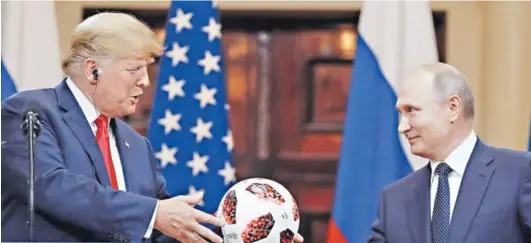  ??  ?? En la cumbre realizada ayer en Helsinki, el Presidente de Rusia negó interferen­cia de Moscú en Washington y su par de EEUU lo avaló.