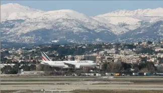  ?? (Photo François Vignola) ?? Créée en , la base niçoise d’air France avait vocation à contenir les compagnies « low cost » en ouvrant des lignes internatio­nales de moyen-courrier au départ de Nice. Lignes qui, peu à peu, ont été fermées.