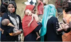  ?? CATHAL MCNAUGHTON/REUTERS ?? DEMI MENYAMBUNG HIDUP: Ibu-ibu menggendon­g anak mereka antre untuk mendapat bantuan di kamp pengungsia­n di Cox’s Bazar. Beberapa di antara mereka menjadi korban pemerkosaa­n.