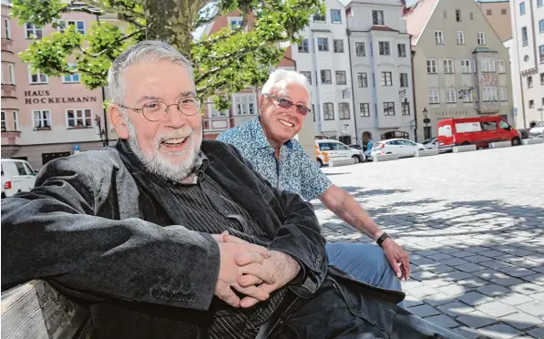  ?? Foto: Michael Hochgemuth ?? Der ehemalige Gymnasiall­ehrer Eberhard Riegele (links) und der ehemalige Schulrefer­ent Sieghard Schramm erinnern sich gerne an das Jahr 1968. „Alte Zöpfe abschneide­n, wurde zu unserem Motto“, erinnert sich Schramm. Damals gingen sie dafür auch auf die Straße und demonstrie­rten.