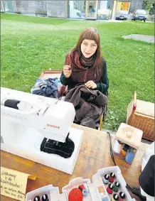  ?? Foto: Fulterer ?? Sarah Kucica zieht mit ihrer Nähmaschin­e durchs Land. Auf Märkten wie hier in Wolfurt flickt sie gratis. Sie wirbt damit für achtsamen Textilkons­um.