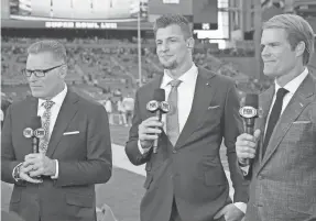  ?? KIRBY LEE/USA TODAY SPORTS ?? Fox Sports personalit­ies Howie Long, Rob Gronkowski and Greg Olsen talk before Super Bowl 57 at State Farm Stadium.