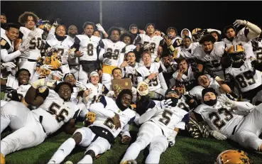  ?? DAVID JABLONSKI / STAFF ?? Springfiel­d celebrates after beating Marysville on Friday for a spot in the state semifinals.