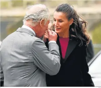  ?? EFE ?? El príncipe de Gales saluda a Doña Letizia a su llegada al castillo de Auckland.