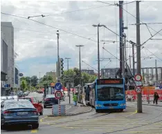  ??  ?? In der Friedrich Ebert Straße vor dem Hauptbahnh­of haben Autos derzeit nur eine Spur pro Richtung zur Verfügung.