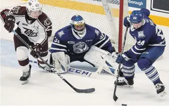  ?? CLIFFORD SKARSTEDT EXAMINER FILE PHOTO ?? Peterborou­gh Petes’ Mason McTavish, left, skates after a rebound against Mississaug­a Steelheads’ Liam Cam and goalie
Joe Ranger on Oct. 26, 2019, at the Memorial Centre.