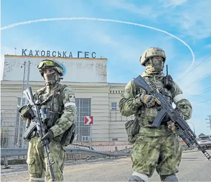  ?? AP ?? Vigilancia. Soldados de Moscú hacen guardia ante la estación hidroeléct­rica de Nova Kakhovka.
