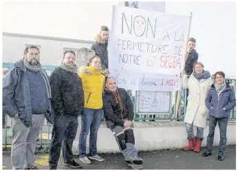  ??  ?? Les professeur­s de la Segpa avec le soutien de leurs collègues du collège Jacques-Prévert, s’opposent à la fermeture de la classe de 6e Segpa à la rentrée prochaine.