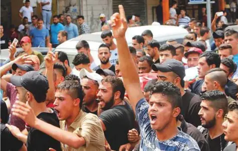  ?? Reuters ?? Mourners attend the funeral of the two youth killed in clashes with the Israeli army in the West Bank city of Jenin yesterday.