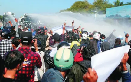  ?? REUTERS ?? La Policía birmana usa el cañón de agua contra los manifestan­tes en Naypyitaw, ayer