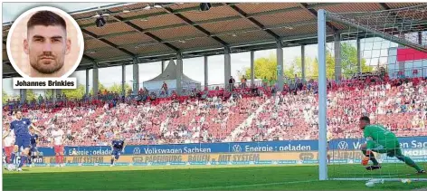  ??  ?? Endlich wieder mit Zuschauern! FSV-Kapitän Johannes Brinkies (r.) freut sich auf den Auftakt. Nur Zwickauer Gegentore, wie hier durch den Unterhachi­nger Dominik Stroh-Engel, soll es möglichst keine geben.