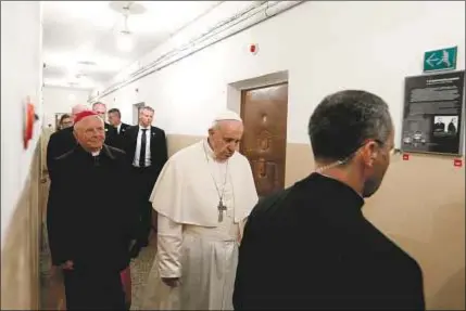  ?? CNS ?? Francisco recorre, junto con monseñor Tamkeviciu­s, los pasillos del Museo de las Ocupacione­s