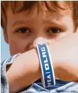  ?? Foto: dpa ?? Dieser Junge trägt das DLRG Armband, mithilfe dessen Eltern badender Kinder ausfindig gemacht werden können. Das soll nun auch an Seen und Flüssen von der DLRG verteilt werden.