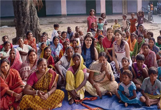  ?? Www.indiatoday­images.com ?? SUBIR HALDER/
XLRI STUDENTS WITH WOMEN AND CHILDREN OFSWHASPUR VILLAGE