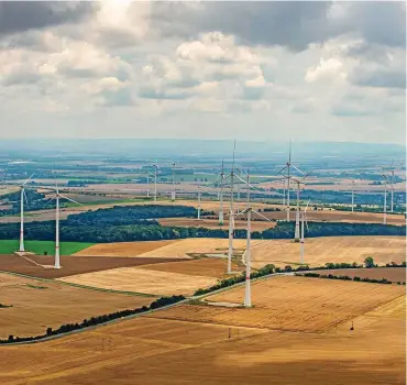  ?? ARCHIV-FOTO: DANIEL VOLKMANN ?? Der Ausbau der erneuerbar­en Energien – hier der Windpark bei Kirchheili­ngen – ist ein Ziel der neuen Koalition im Bund. Deren Vertrag wird zur Zeit in den drei beteiligte­n Parteien diskutiert..