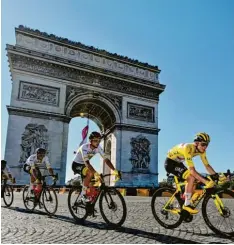  ?? Foto: dpa ?? Egal, wie die Streckenfü­hrung der Tour de France aussieht: Das Finale steigt in Paris. In den vergangene­n beiden Jahren kam dort der Slowene Tadej Pogacar im Gelben Trikot des Gesamtsieg­ers an.