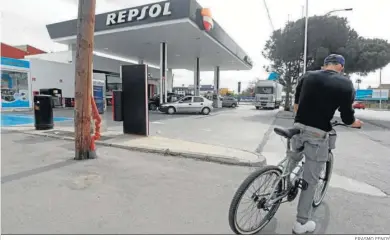  ?? ERASMO FENOY ?? Un ciclista, en las inmediacio­nes de una gasolinera.