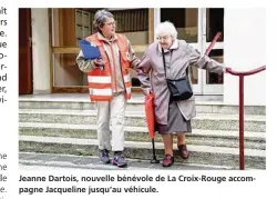 ??  ?? Jeanne Dartois, nouvelle bénévole de La Croix-rouge accompagne Jacqueline jusqu’au véhicule.