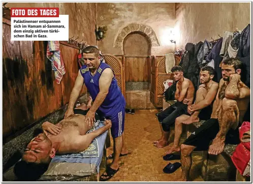  ??  ?? FOTO DES TAGES Palästinen­ser entspannen sich im Hamam al-Sammara, dem einzig aktiven türkischen Bad in Gaza.