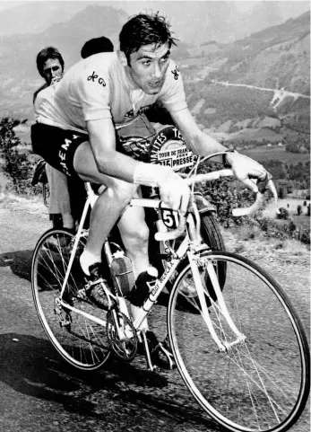  ??  ?? Den, kdy se stal legendou Eddy Merckx udivil 15. července 1969 neuvěřitel­ným výkonem v etapě, kdy zdolal výjezdy na Tourmalet, Soulor a Aubisque s konečným náskokem 7:56 minuty.