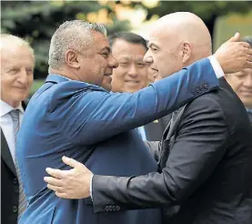  ??  ?? Abrazo. Tapia e Infantino en la presentaci­ón de la candidatur­a.