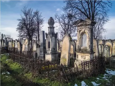  ?? (Wikimedia Commons) ?? JEWISH CEMETERY in Chernivtsi, Western Ukraine.