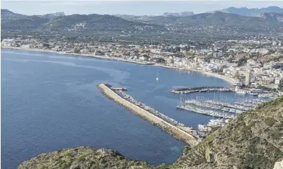  ?? Fotos: Birthe Westhoff ?? Der Panoramabl­ick über den Hafen und die Bucht ist ein Genuss.