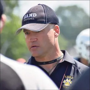  ?? Pete Paguaga / Hearst Connecticu­t Media ?? Hand coach Erik Becker talks to his team during a joint practice between Hand and Greenwich at Strong Field in Madison on Tuesday.