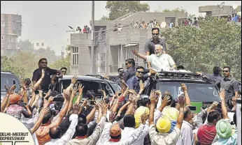  ?? SONU MEHTA/HT ?? Prime Minister Narendra Modi waves to his supporters during a road show, after inaugurati­ng the Delhimeeru­t National expressway, in Delhi on Sunday.