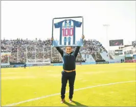  ?? ?? CENTRAL CÓRDOBA. Cuando cumplió 100 partidos como DT recibió una camiseta conmemorat­iva como reconocimi­ento.