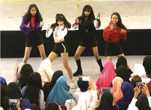  ?? GHOFUUR EKA/JAWA POS ?? GILIRAN TAMPIL: Kelompok PinkBee beraksi dalam lomba dance cover lagu Korea di PTC.