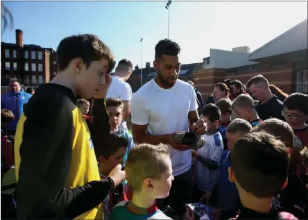  ??  ?? Rangers goalkeeper Wes Foderingha­m with soccer school children at the community complex